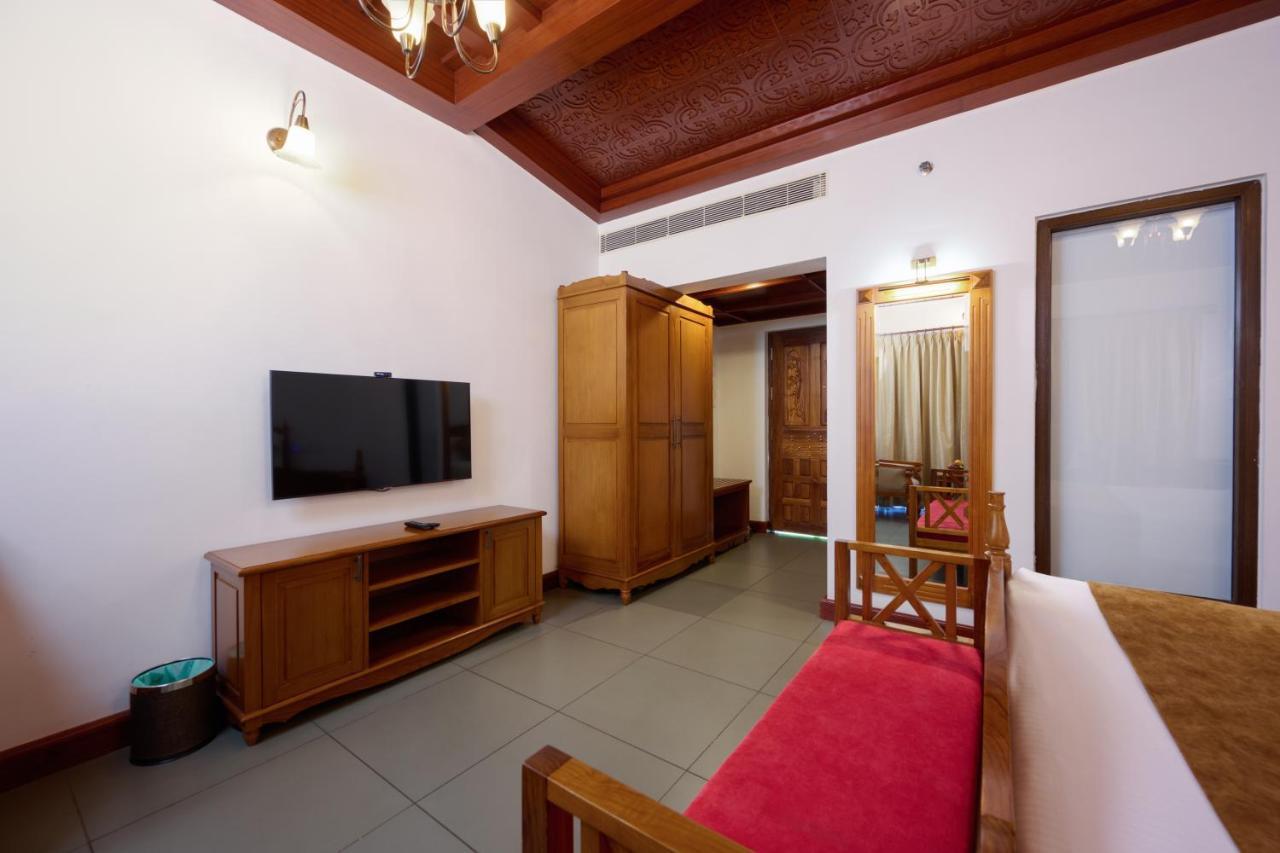 Gokulam Grand Resort & Spa, Кумараком Екстериор снимка