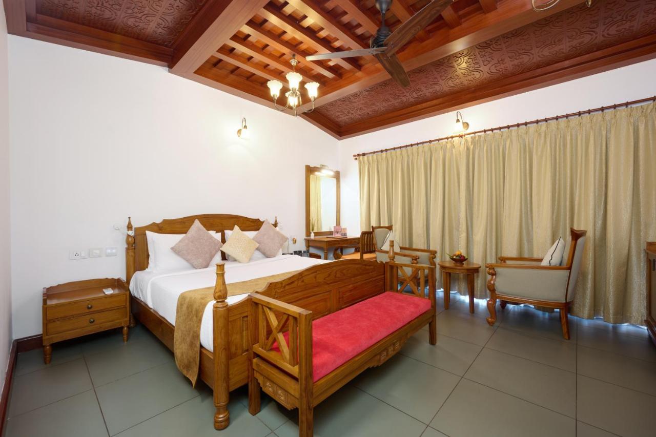 Gokulam Grand Resort & Spa, Кумараком Екстериор снимка