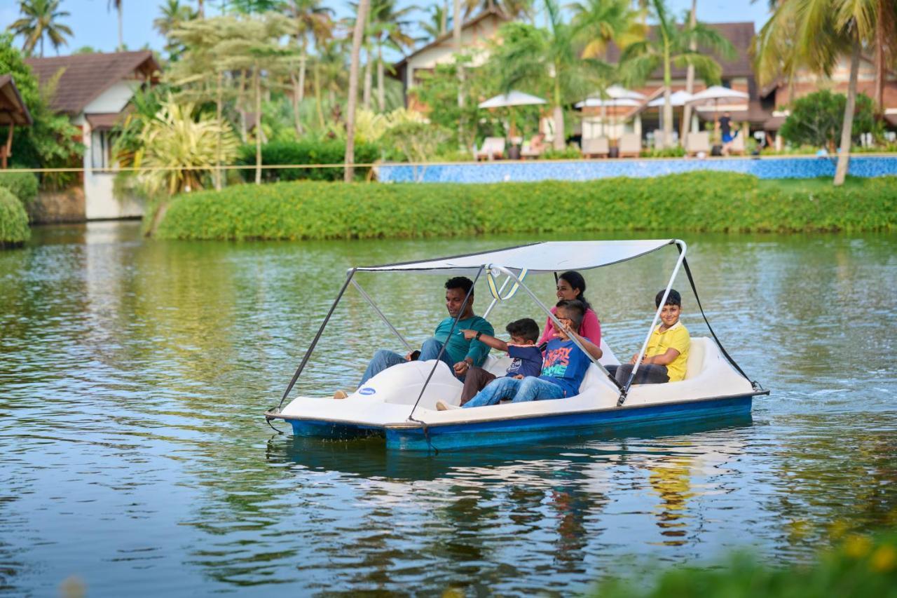 Gokulam Grand Resort & Spa, Кумараком Екстериор снимка